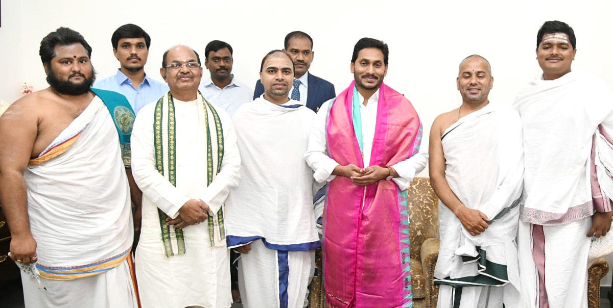 CM YS Jagan Cake Cutting On New Year 2022 Celebration Photo Gallery  - Sakshi3