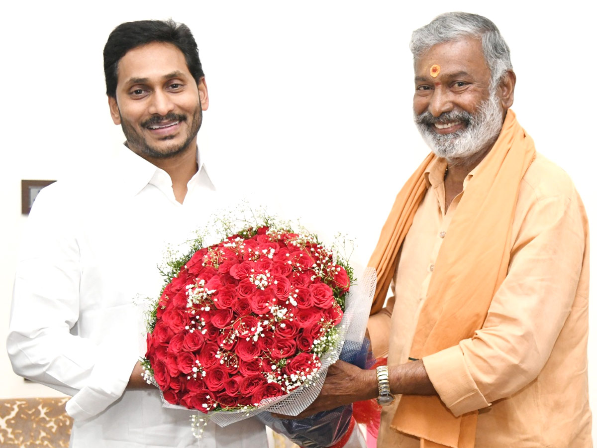 CM YS Jagan Cake Cutting On New Year 2022 Celebration Photo Gallery  - Sakshi5