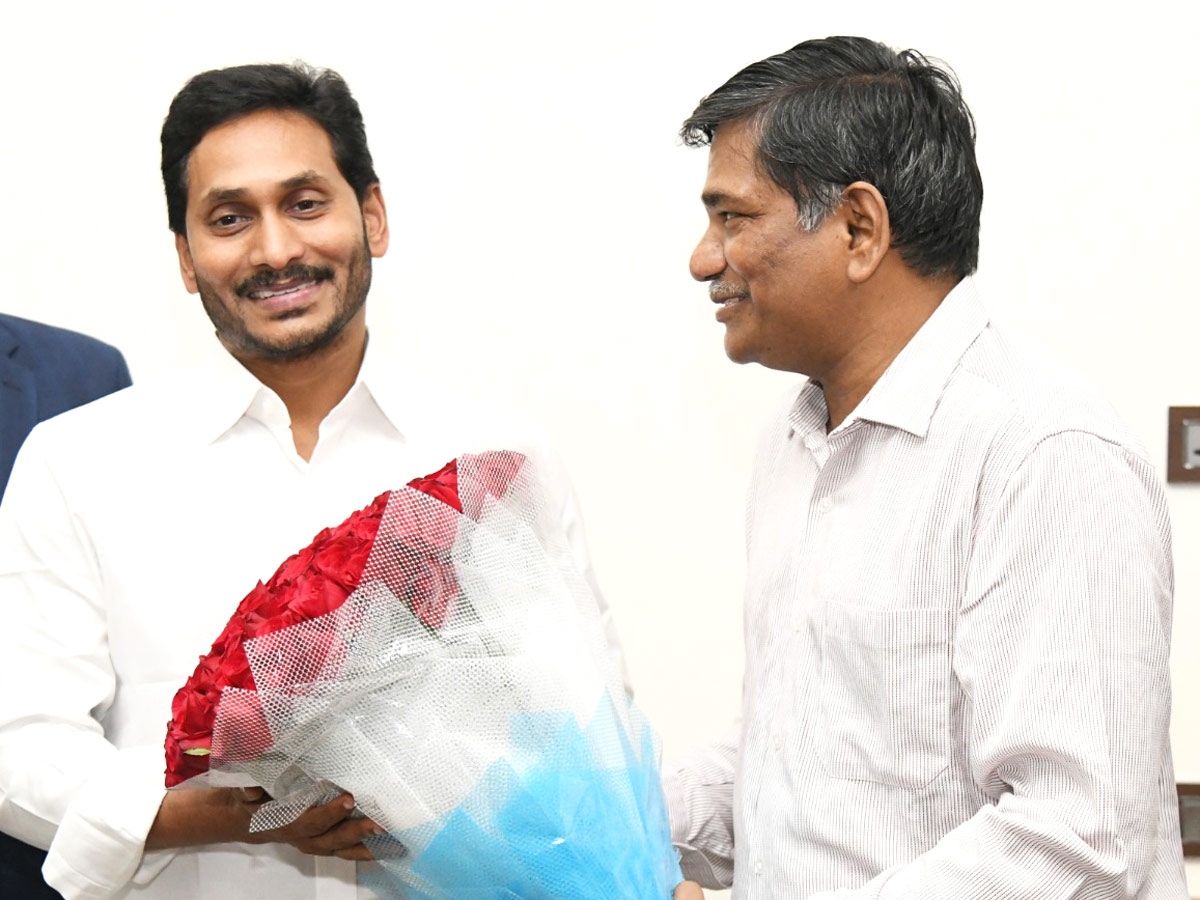 CM YS Jagan Cake Cutting On New Year 2022 Celebration Photo Gallery  - Sakshi8