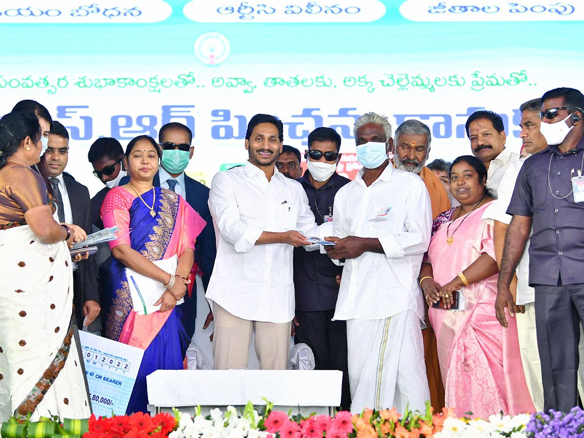 CM YS Jagan launch distribution of hiked YSR pension kanuka Photo Gallery - Sakshi2