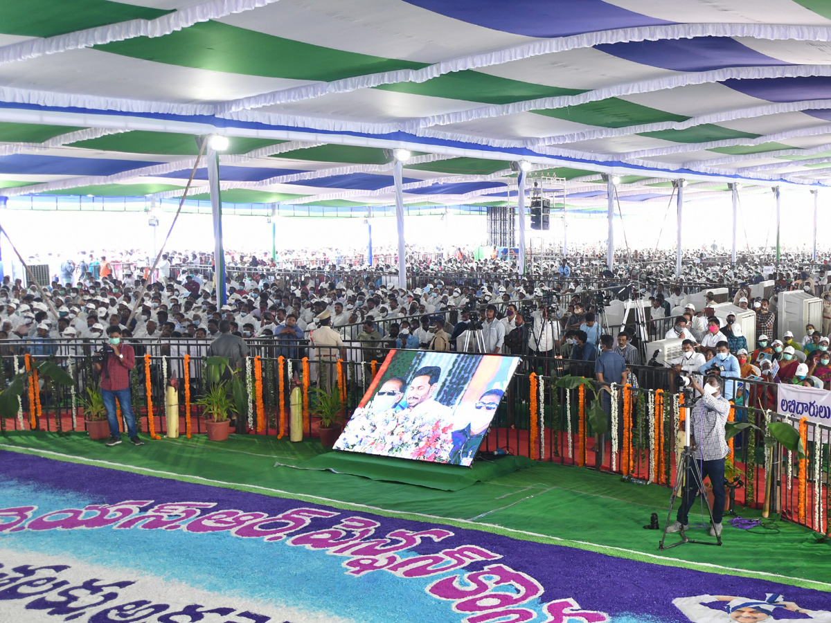 CM YS Jagan launch distribution of hiked YSR pension kanuka Photo Gallery - Sakshi11