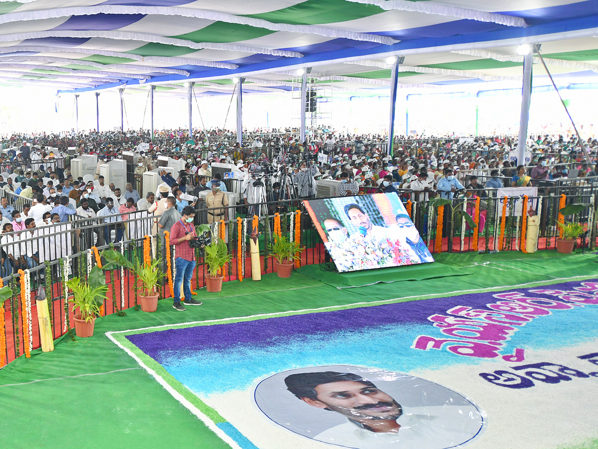 CM YS Jagan launch distribution of hiked YSR pension kanuka Photo Gallery - Sakshi13