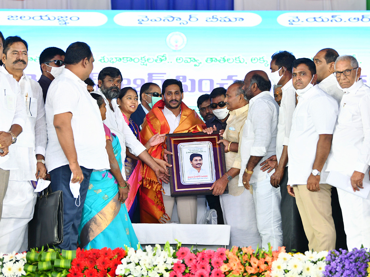 CM YS Jagan launch distribution of hiked YSR pension kanuka Photo Gallery - Sakshi28