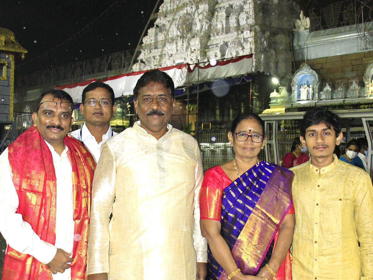 Cine Celebrities and VIPs Visit Tirumala Temple  - Sakshi4