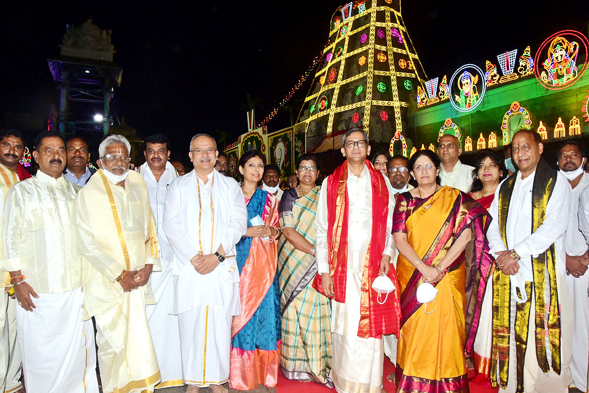 VIPs Visits Tirumala Temple On the Eve of Vaikunta Ekadashi - Sakshi1