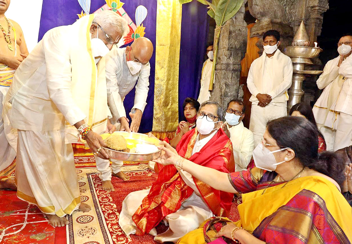 VIPs Visits Tirumala Temple On the Eve of Vaikunta Ekadashi - Sakshi2