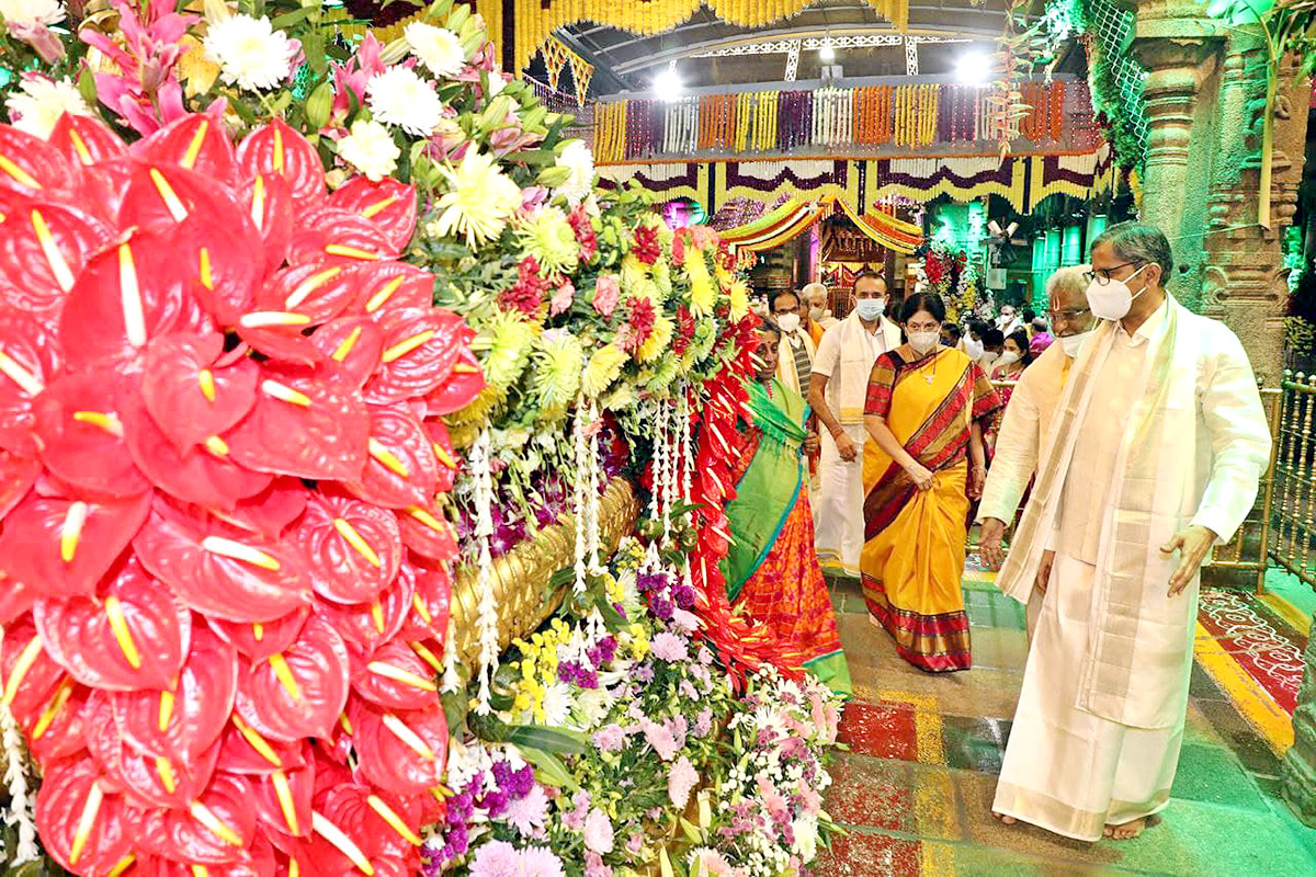 VIPs Visits Tirumala Temple On the Eve of Vaikunta Ekadashi - Sakshi3