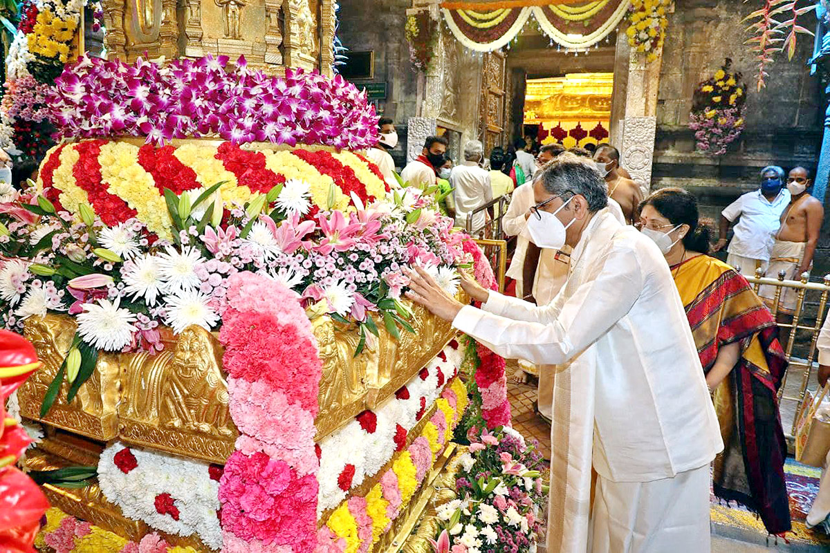 VIPs Visits Tirumala Temple On the Eve of Vaikunta Ekadashi - Sakshi4