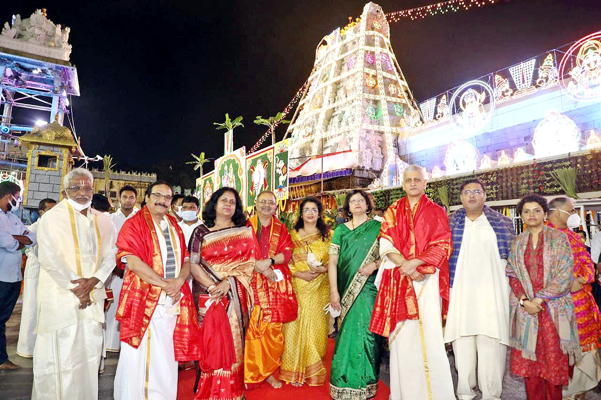 VIPs Visits Tirumala Temple On the Eve of Vaikunta Ekadashi - Sakshi5