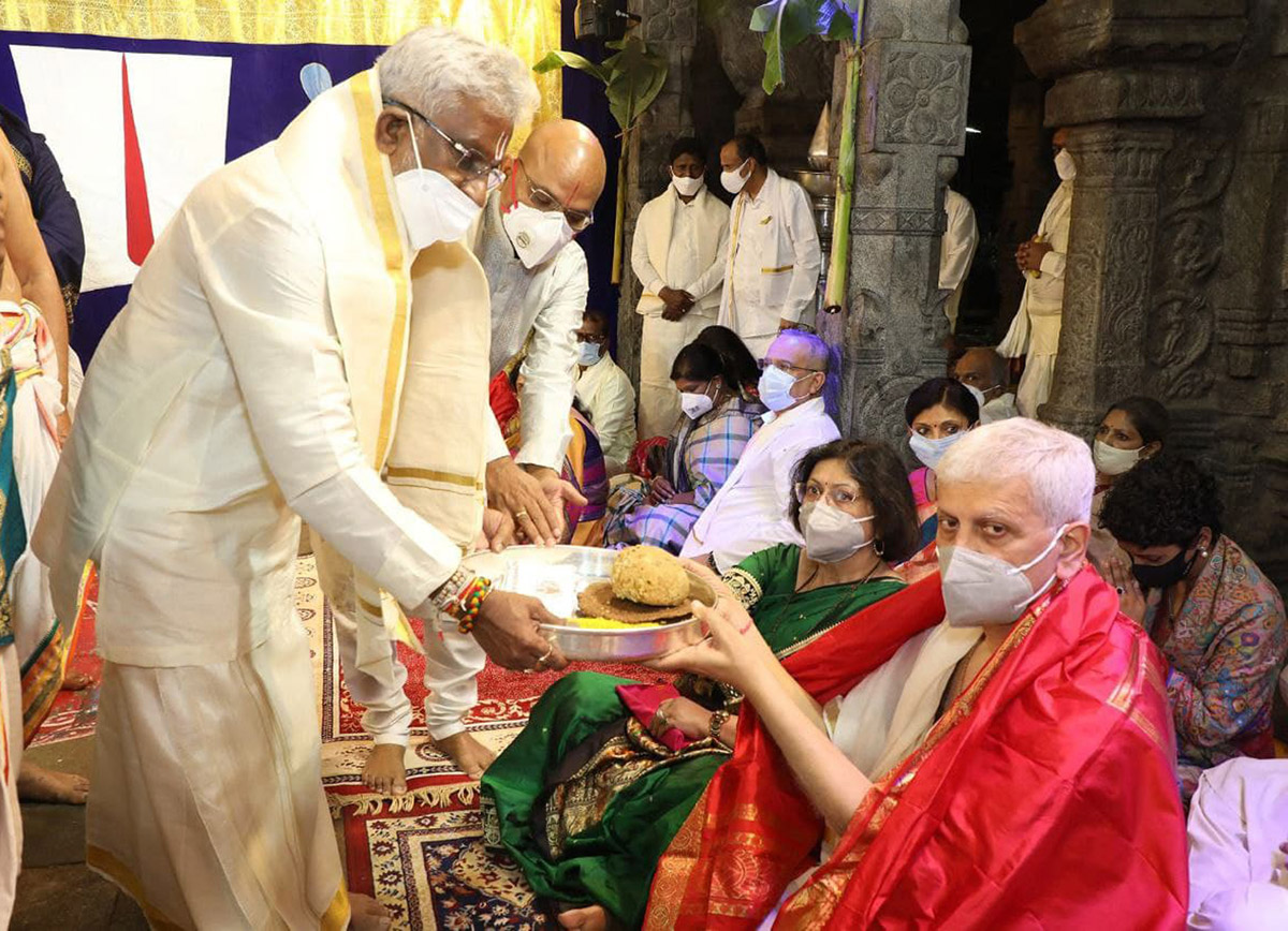 VIPs Visits Tirumala Temple On the Eve of Vaikunta Ekadashi - Sakshi6