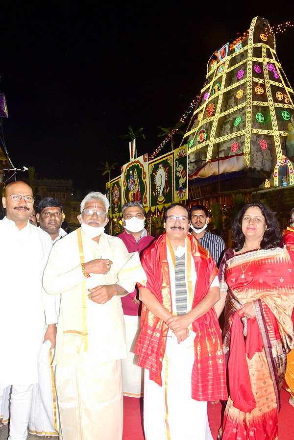 VIPs Visits Tirumala Temple On the Eve of Vaikunta Ekadashi - Sakshi7