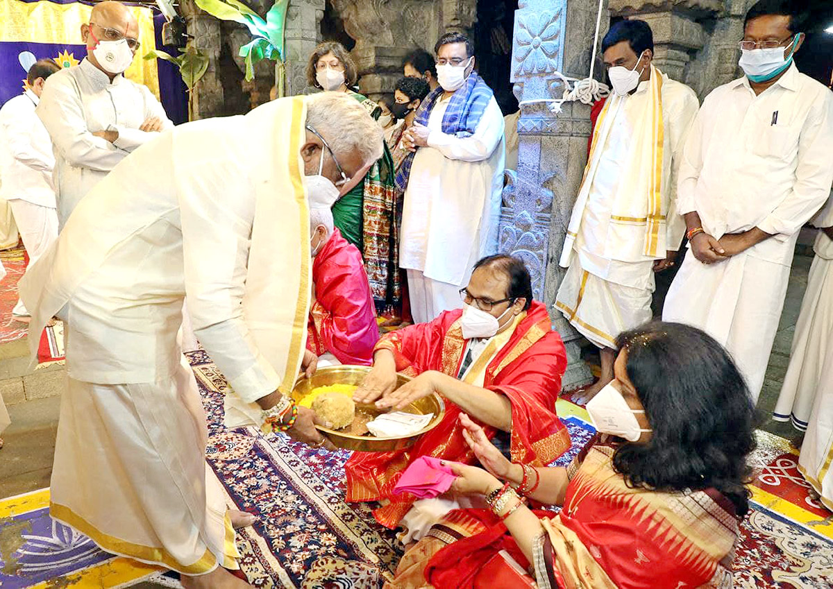 VIPs Visits Tirumala Temple On the Eve of Vaikunta Ekadashi - Sakshi8