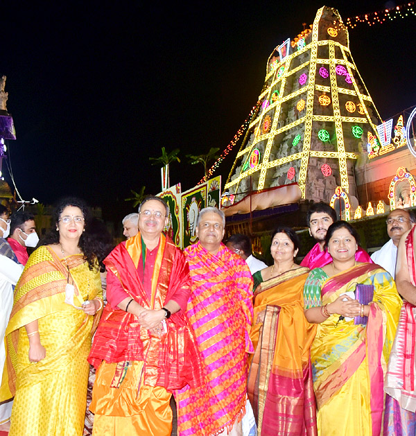 VIPs Visits Tirumala Temple On the Eve of Vaikunta Ekadashi - Sakshi9