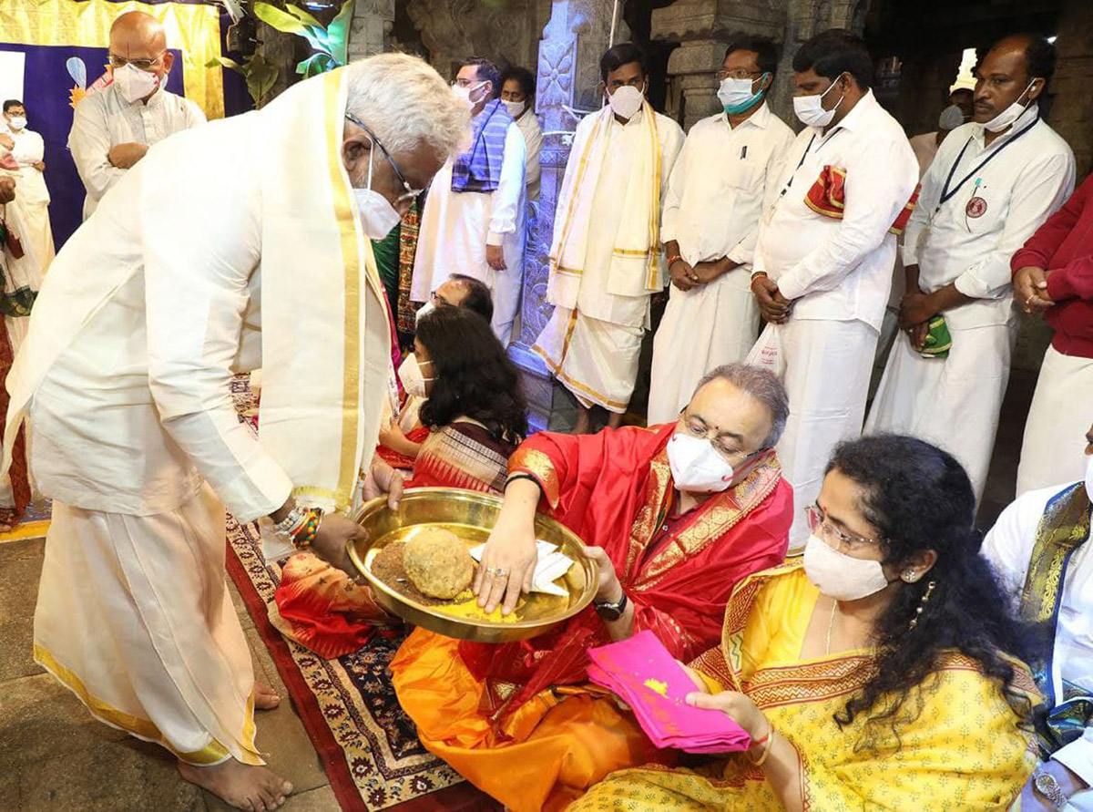 VIPs Visits Tirumala Temple On the Eve of Vaikunta Ekadashi - Sakshi10