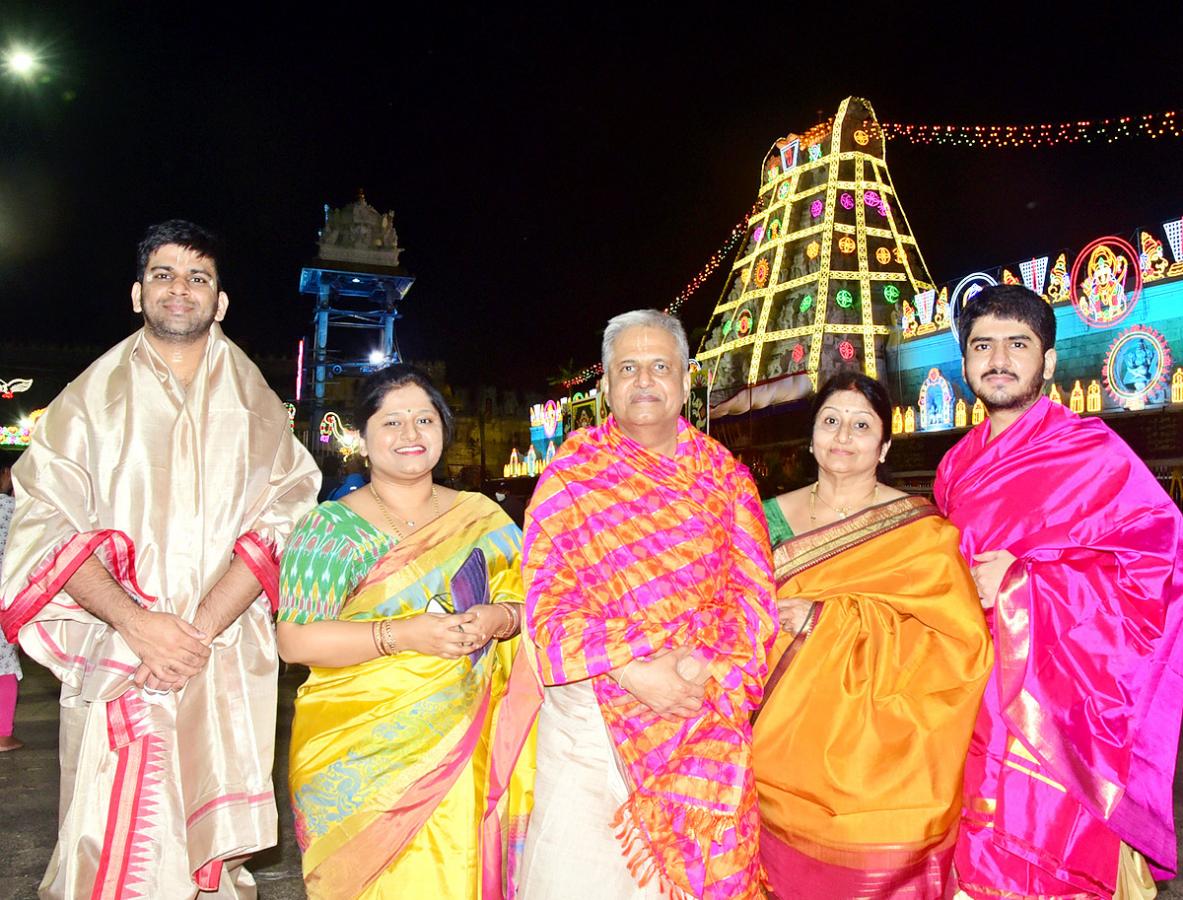 VIPs Visits Tirumala Temple On the Eve of Vaikunta Ekadashi - Sakshi11