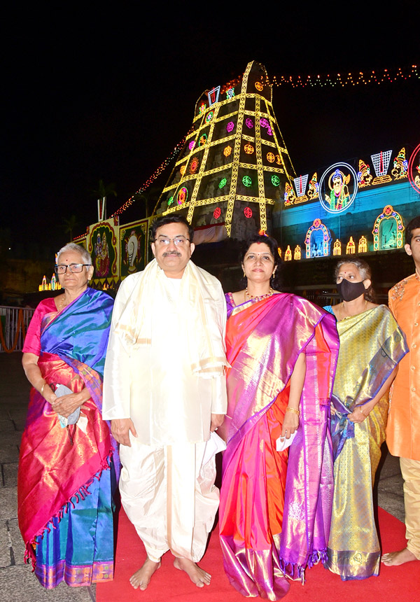 VIPs Visits Tirumala Temple On the Eve of Vaikunta Ekadashi - Sakshi12