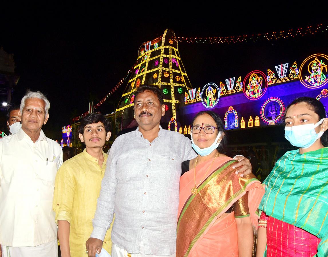 VIPs Visits Tirumala Temple On the Eve of Vaikunta Ekadashi - Sakshi15