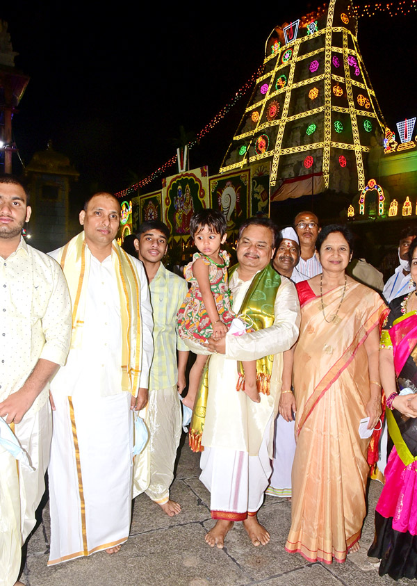 VIPs Visits Tirumala Temple On the Eve of Vaikunta Ekadashi - Sakshi16