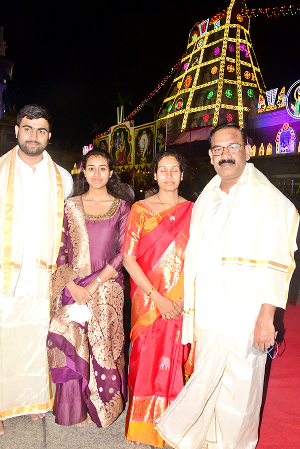 VIPs Visits Tirumala Temple On the Eve of Vaikunta Ekadashi - Sakshi17