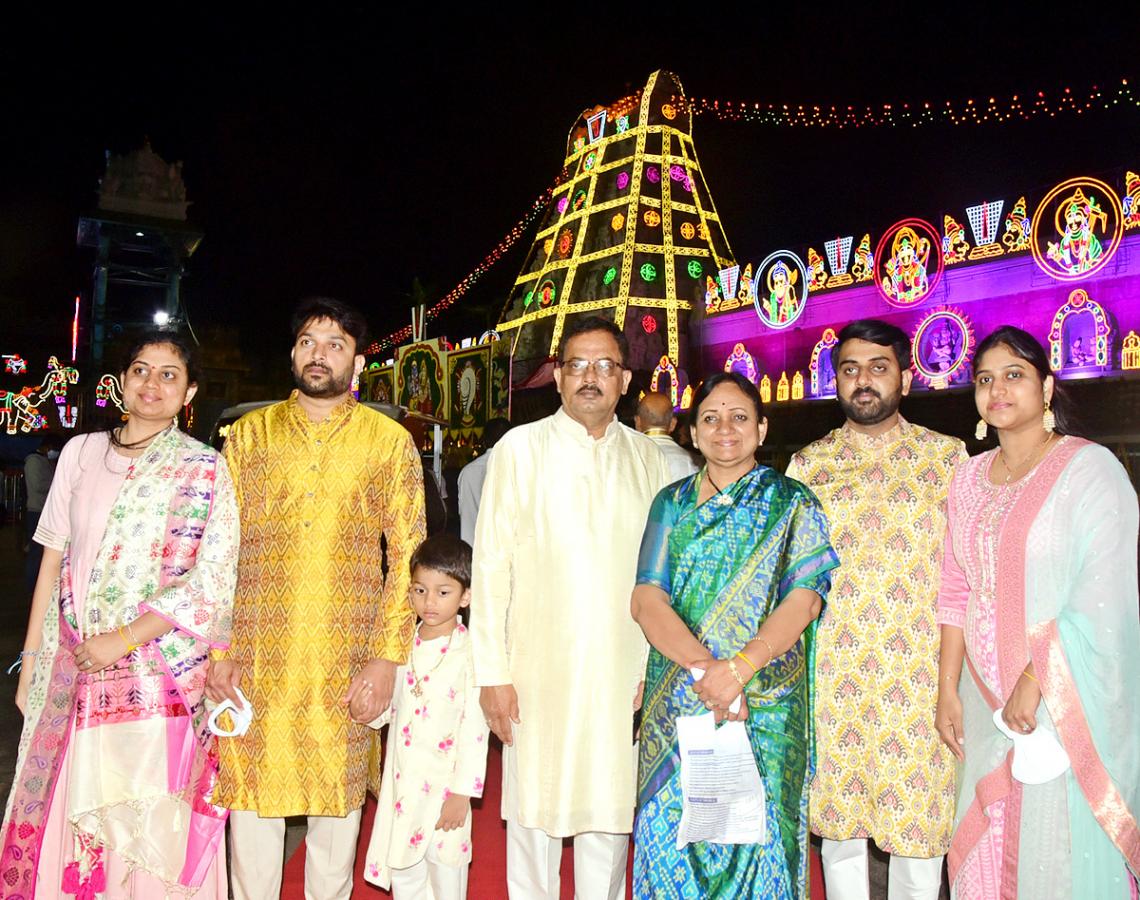 VIPs Visits Tirumala Temple On the Eve of Vaikunta Ekadashi - Sakshi18