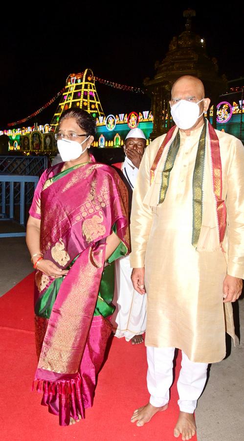 VIPs Visits Tirumala Temple On the Eve of Vaikunta Ekadashi - Sakshi19