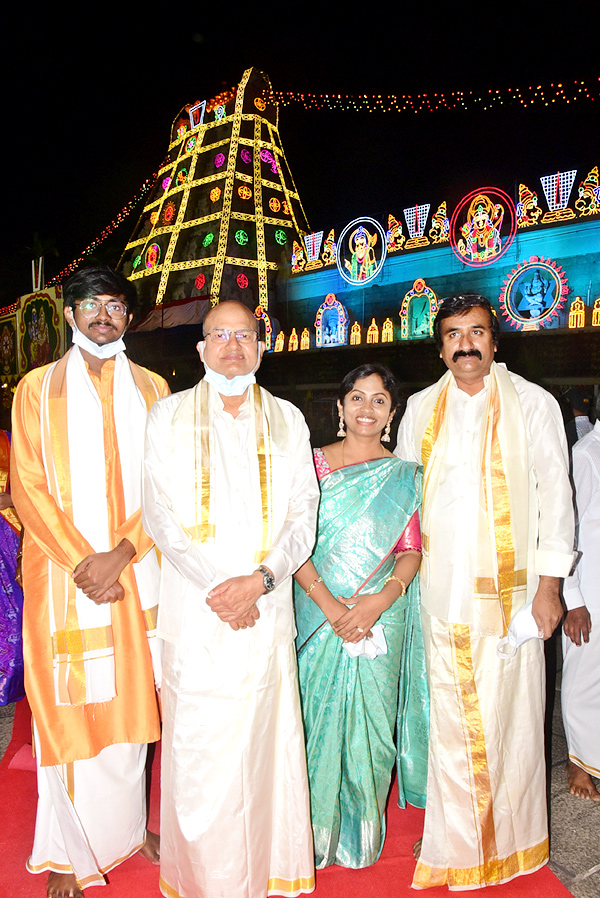 VIPs Visits Tirumala Temple On the Eve of Vaikunta Ekadashi - Sakshi20