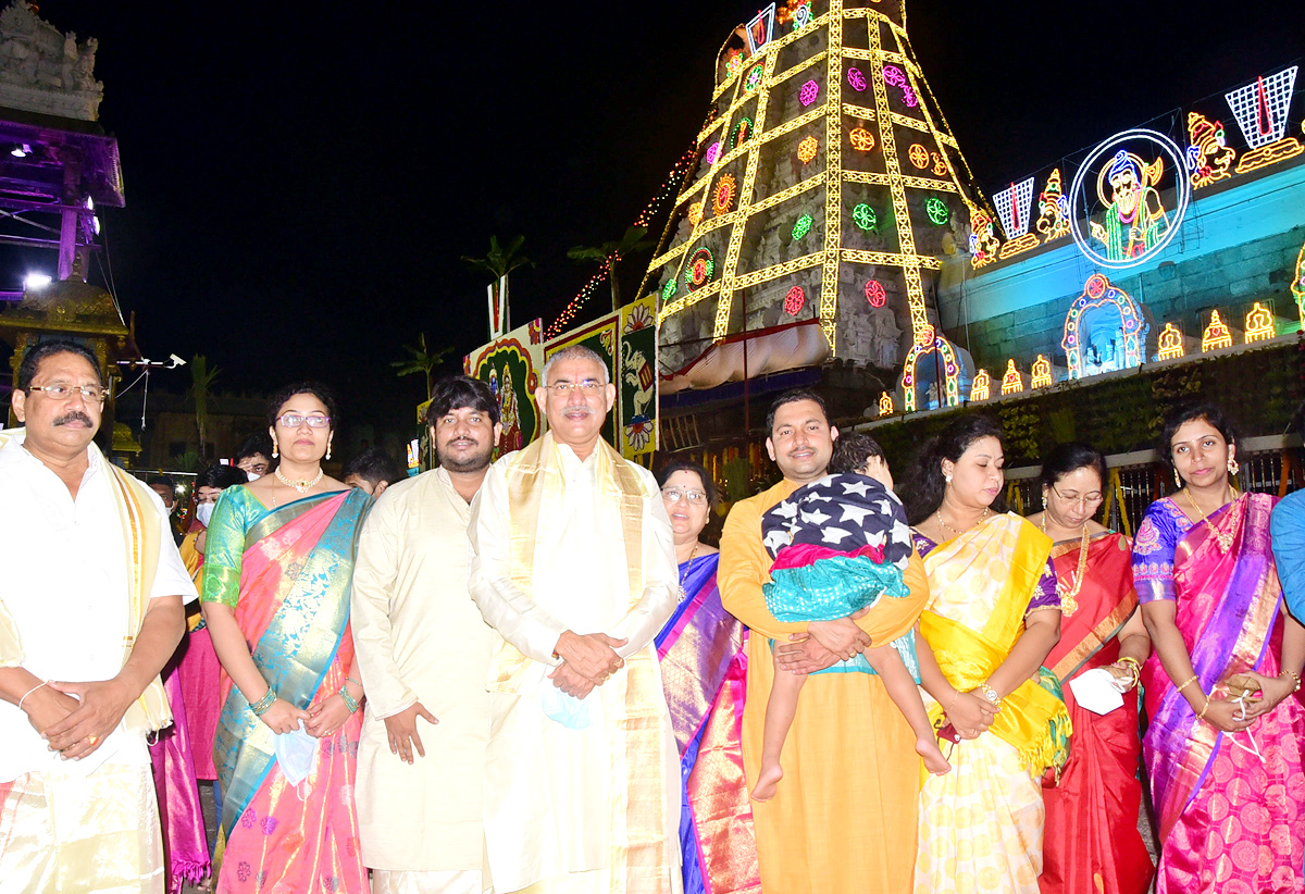 VIPs Visits Tirumala Temple On the Eve of Vaikunta Ekadashi - Sakshi21