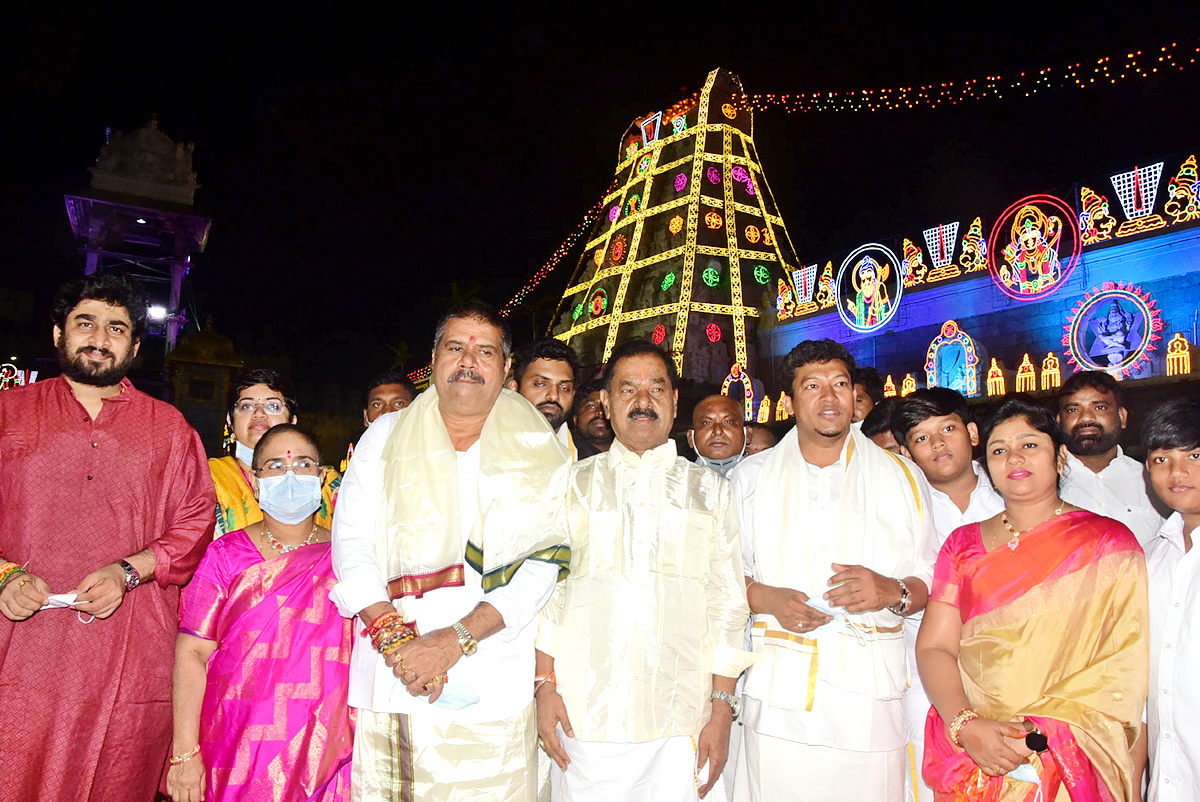 VIPs Visits Tirumala Temple On the Eve of Vaikunta Ekadashi - Sakshi22