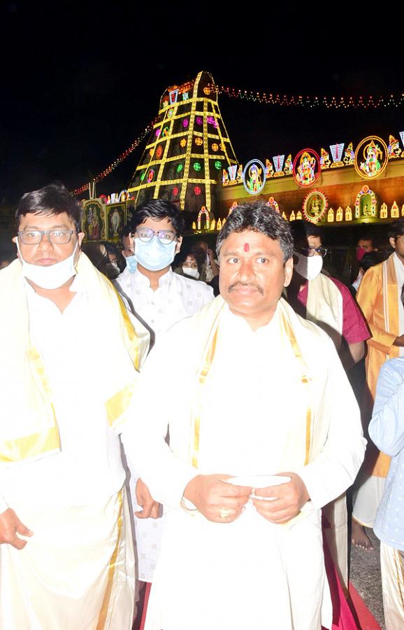 VIPs Visits Tirumala Temple On the Eve of Vaikunta Ekadashi - Sakshi24