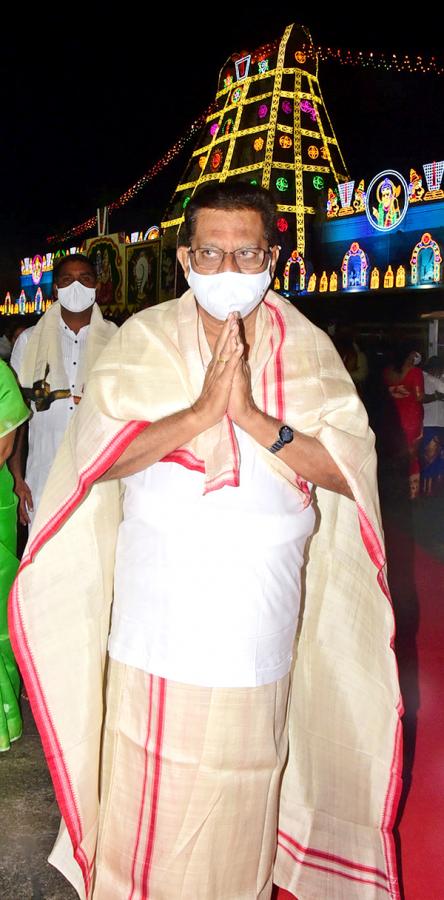 VIPs Visits Tirumala Temple On the Eve of Vaikunta Ekadashi - Sakshi25