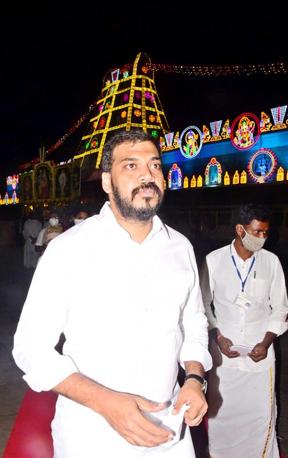 VIPs Visits Tirumala Temple On the Eve of Vaikunta Ekadashi - Sakshi26