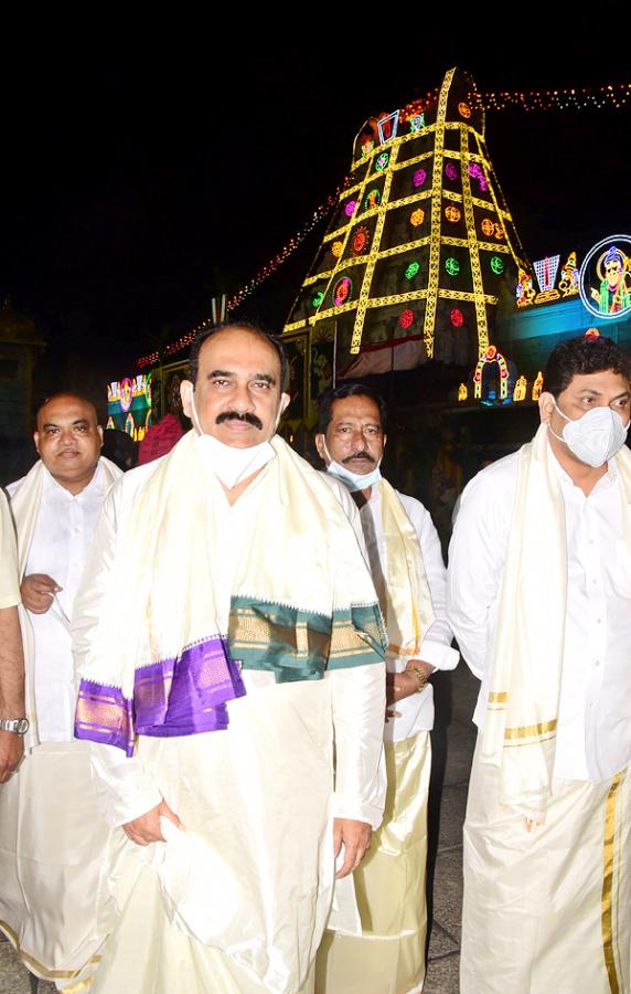 VIPs Visits Tirumala Temple On the Eve of Vaikunta Ekadashi - Sakshi27