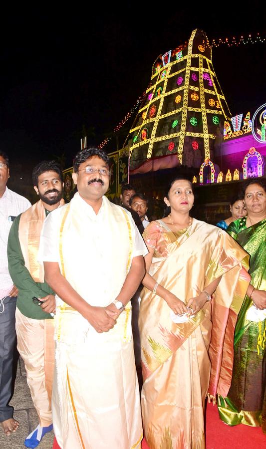 VIPs Visits Tirumala Temple On the Eve of Vaikunta Ekadashi - Sakshi28