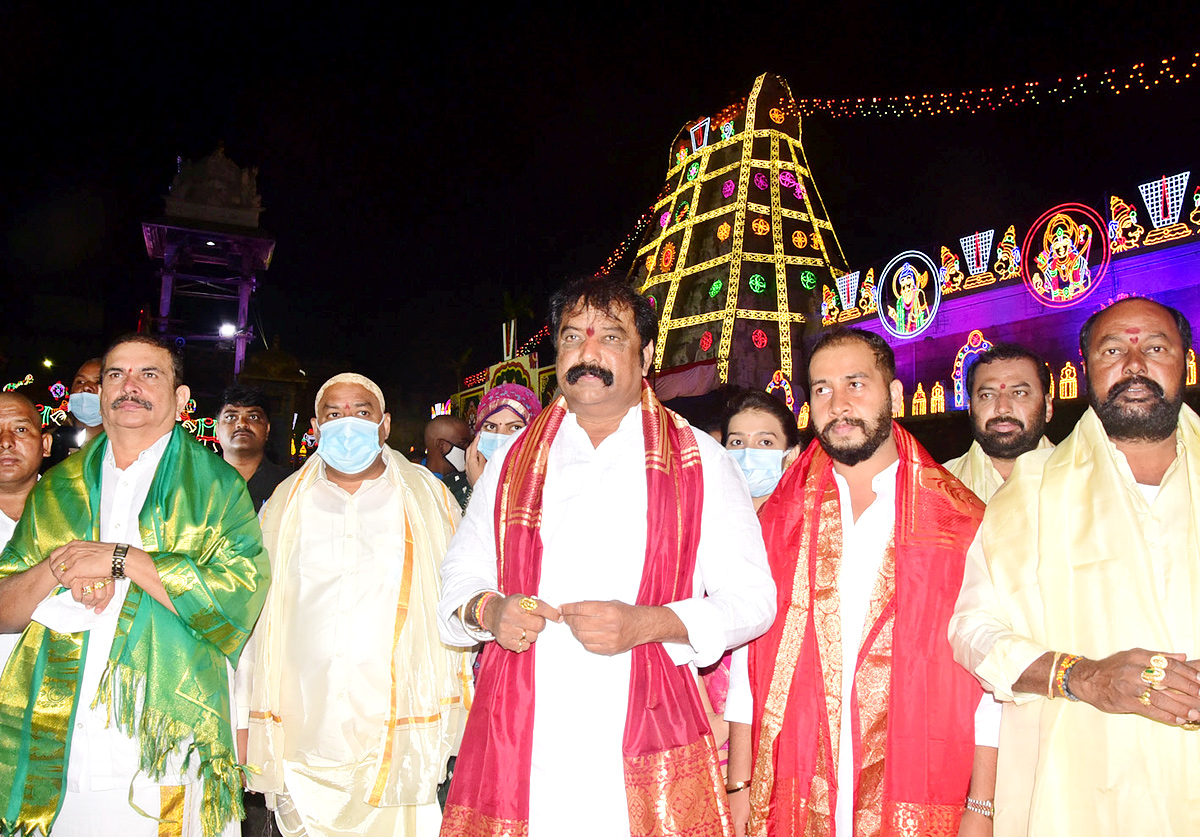 VIPs Visits Tirumala Temple On the Eve of Vaikunta Ekadashi - Sakshi29