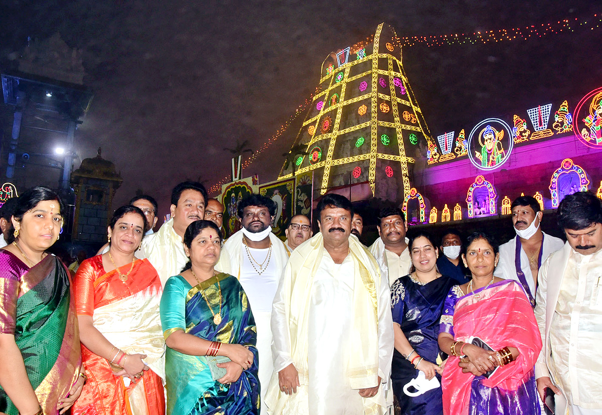 VIPs Visits Tirumala Temple On the Eve of Vaikunta Ekadashi - Sakshi30