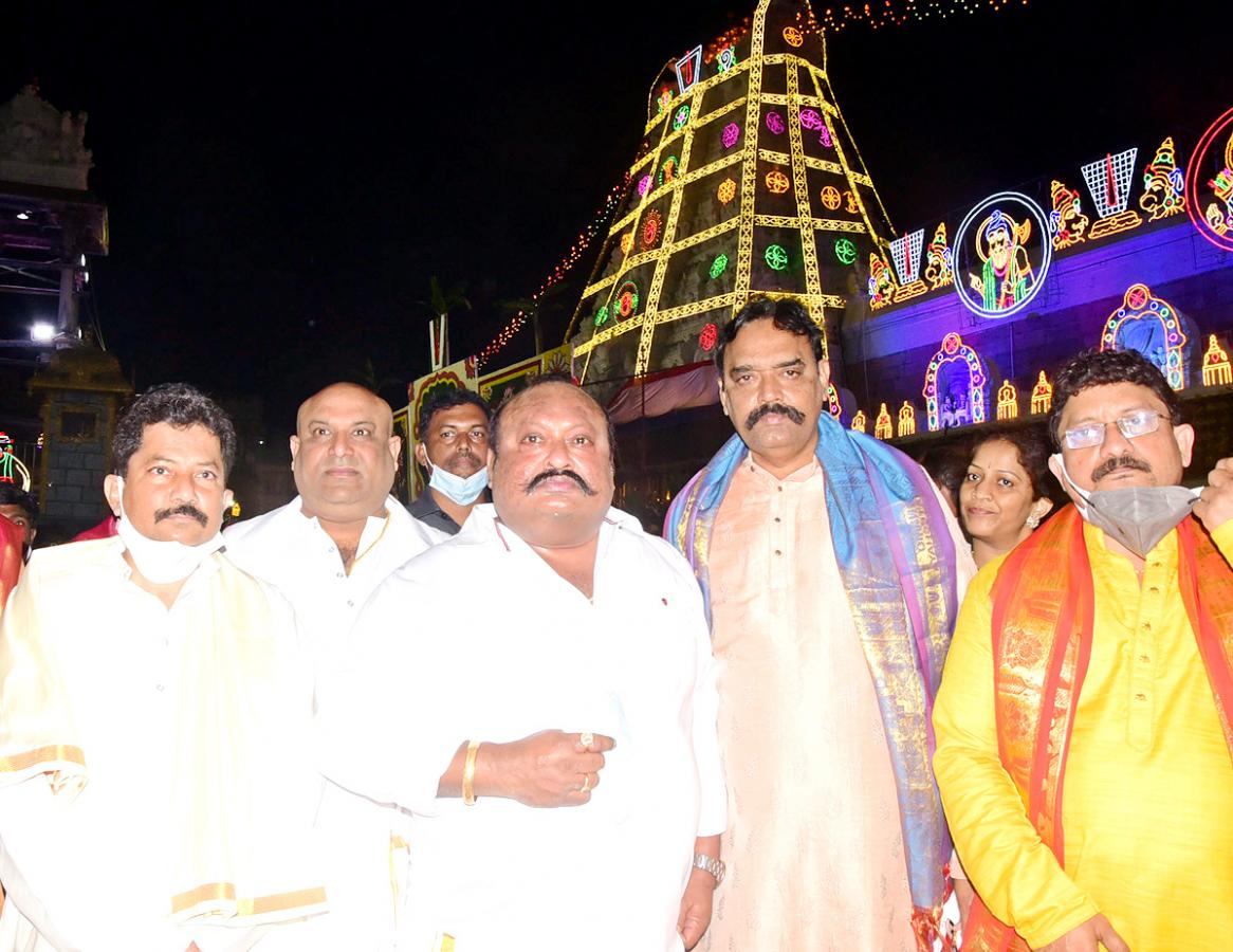 VIPs Visits Tirumala Temple On the Eve of Vaikunta Ekadashi - Sakshi32