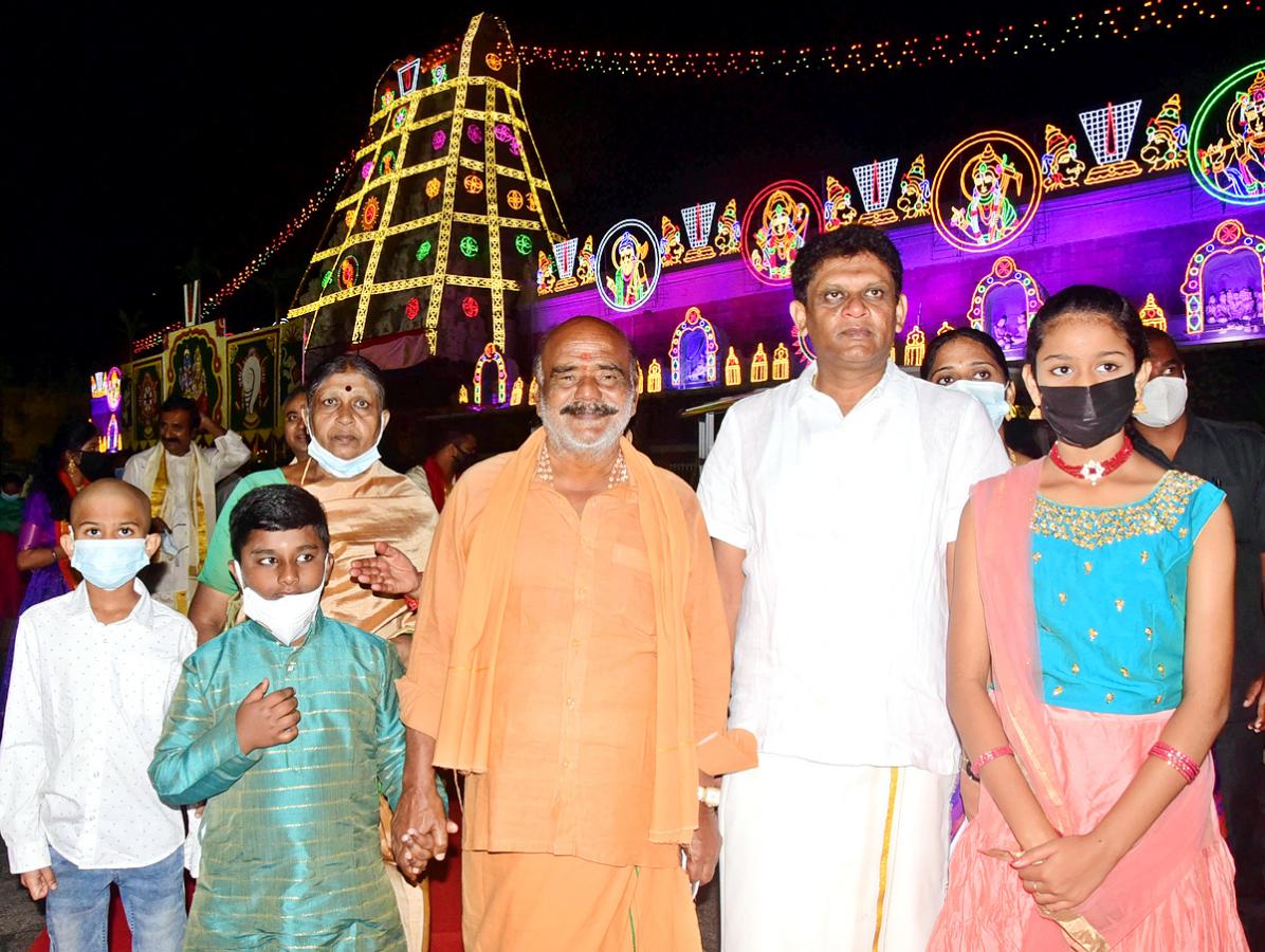 VIPs Visits Tirumala Temple On the Eve of Vaikunta Ekadashi - Sakshi33