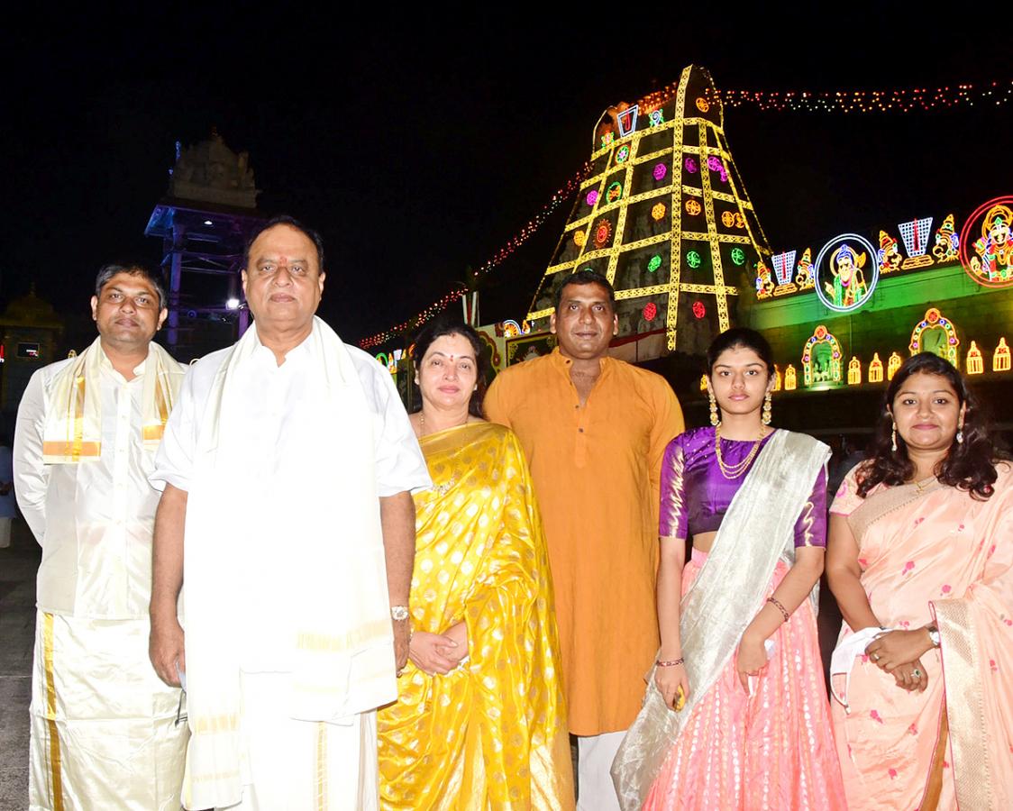 VIPs Visits Tirumala Temple On the Eve of Vaikunta Ekadashi - Sakshi37