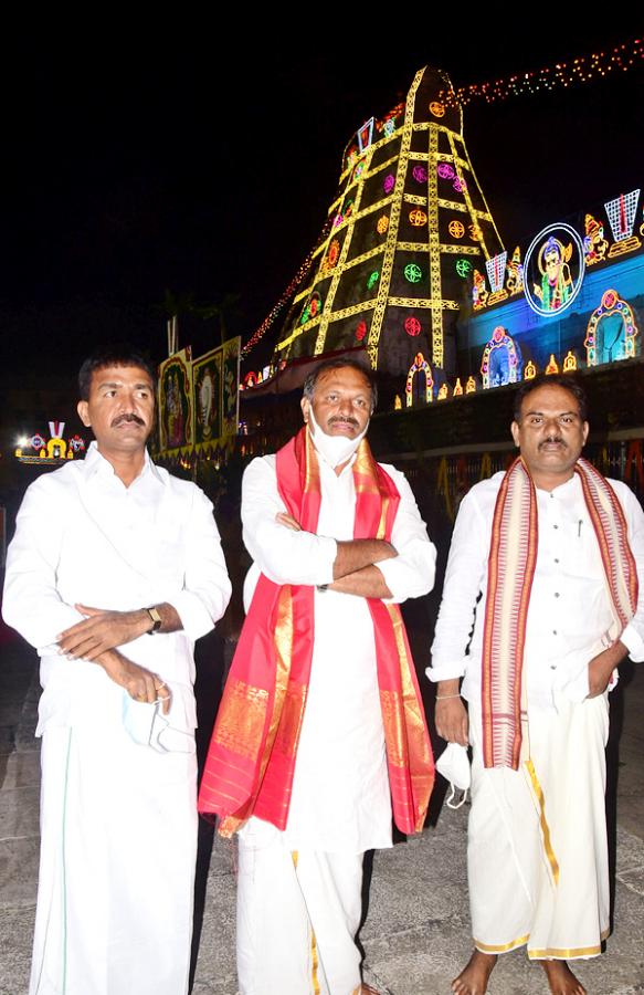 VIPs Visits Tirumala Temple On the Eve of Vaikunta Ekadashi - Sakshi39