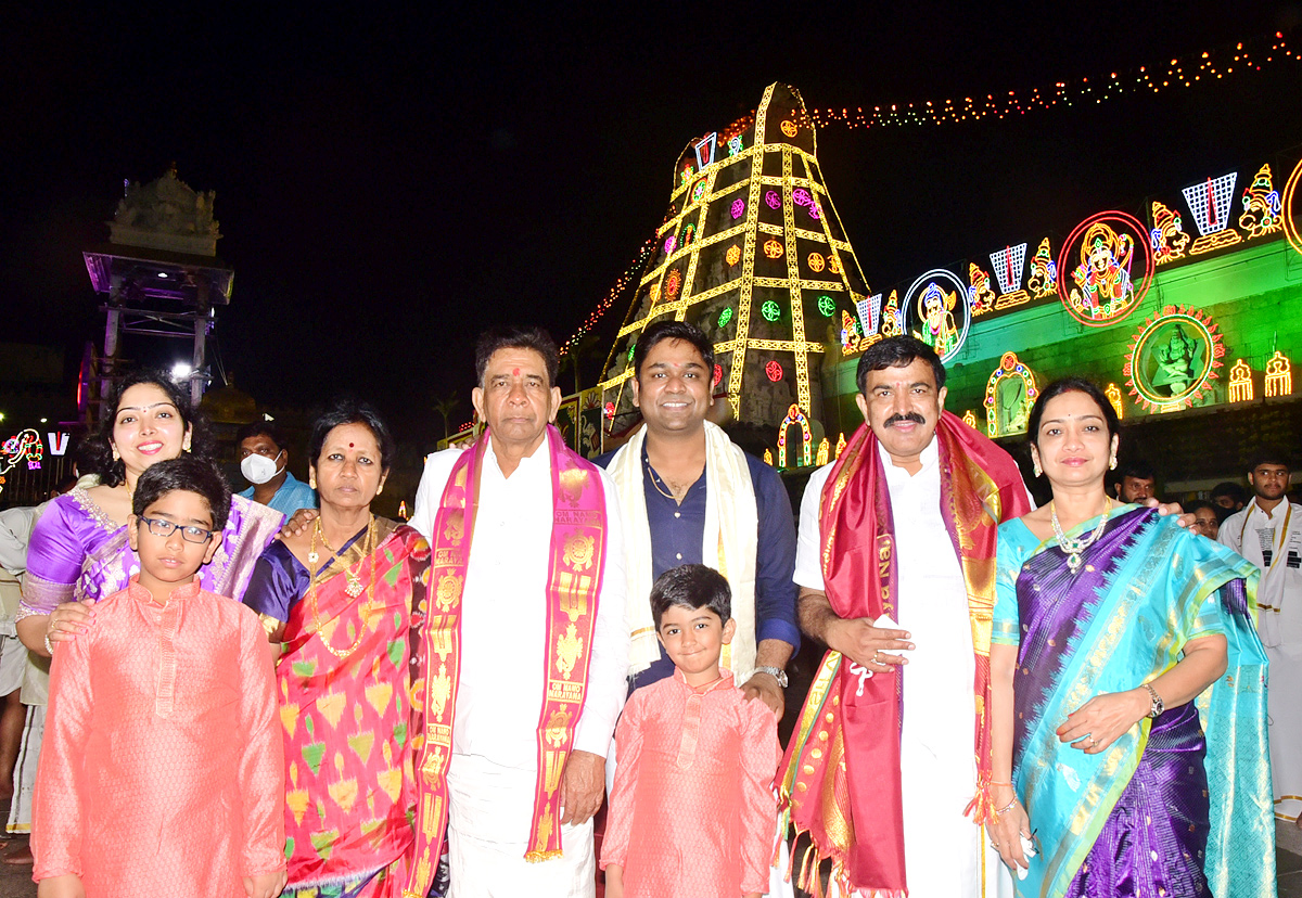 VIPs Visits Tirumala Temple On the Eve of Vaikunta Ekadashi - Sakshi40