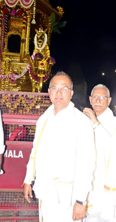 VIPs Visits Tirumala Temple On the Eve of Vaikunta Ekadashi - Sakshi42