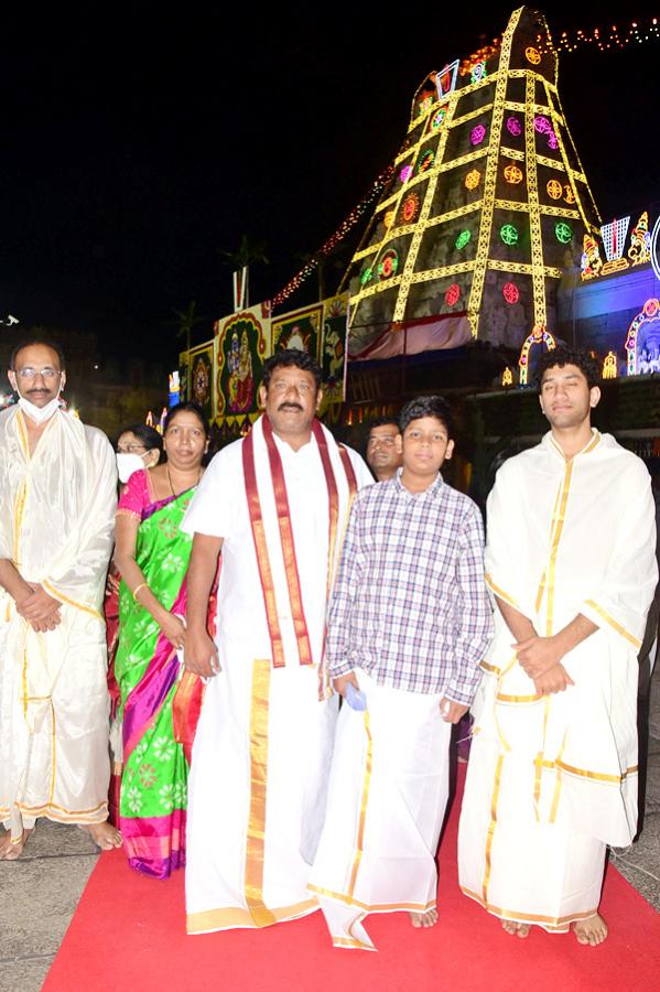 VIPs Visits Tirumala Temple On the Eve of Vaikunta Ekadashi - Sakshi43