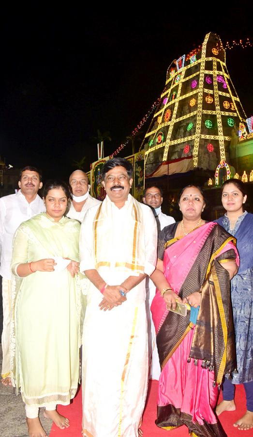 VIPs Visits Tirumala Temple On the Eve of Vaikunta Ekadashi - Sakshi44