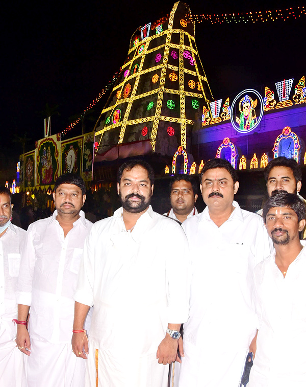 VIPs Visits Tirumala Temple On the Eve of Vaikunta Ekadashi - Sakshi47