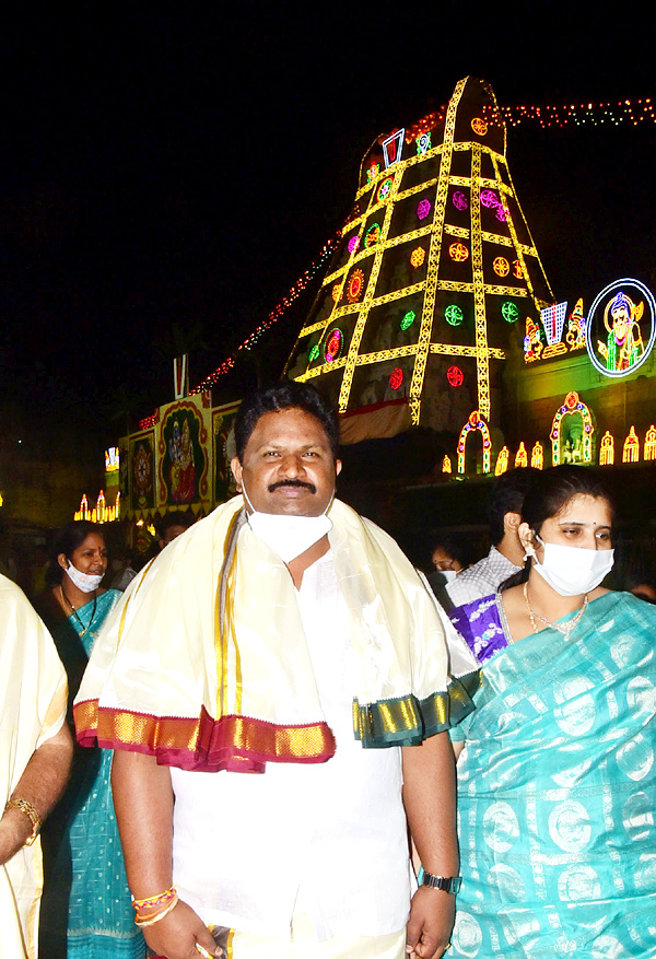 VIPs Visits Tirumala Temple On the Eve of Vaikunta Ekadashi - Sakshi48