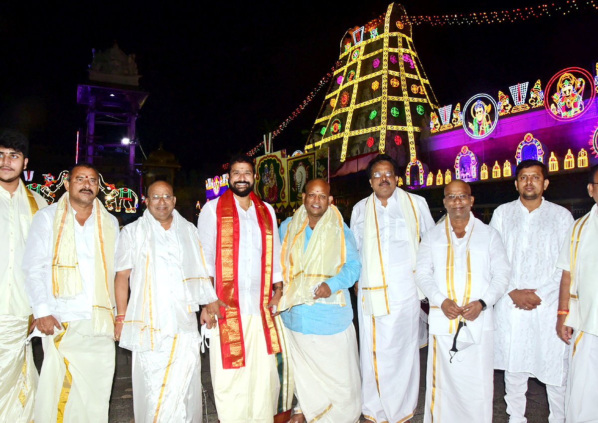 VIPs Visits Tirumala Temple On the Eve of Vaikunta Ekadashi - Sakshi49