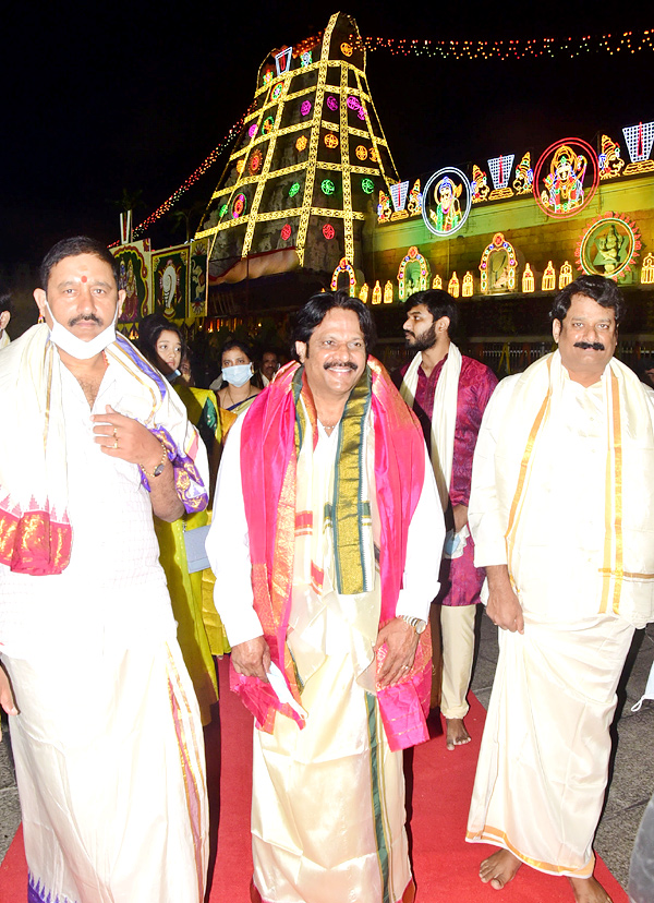 VIPs Visits Tirumala Temple On the Eve of Vaikunta Ekadashi - Sakshi51