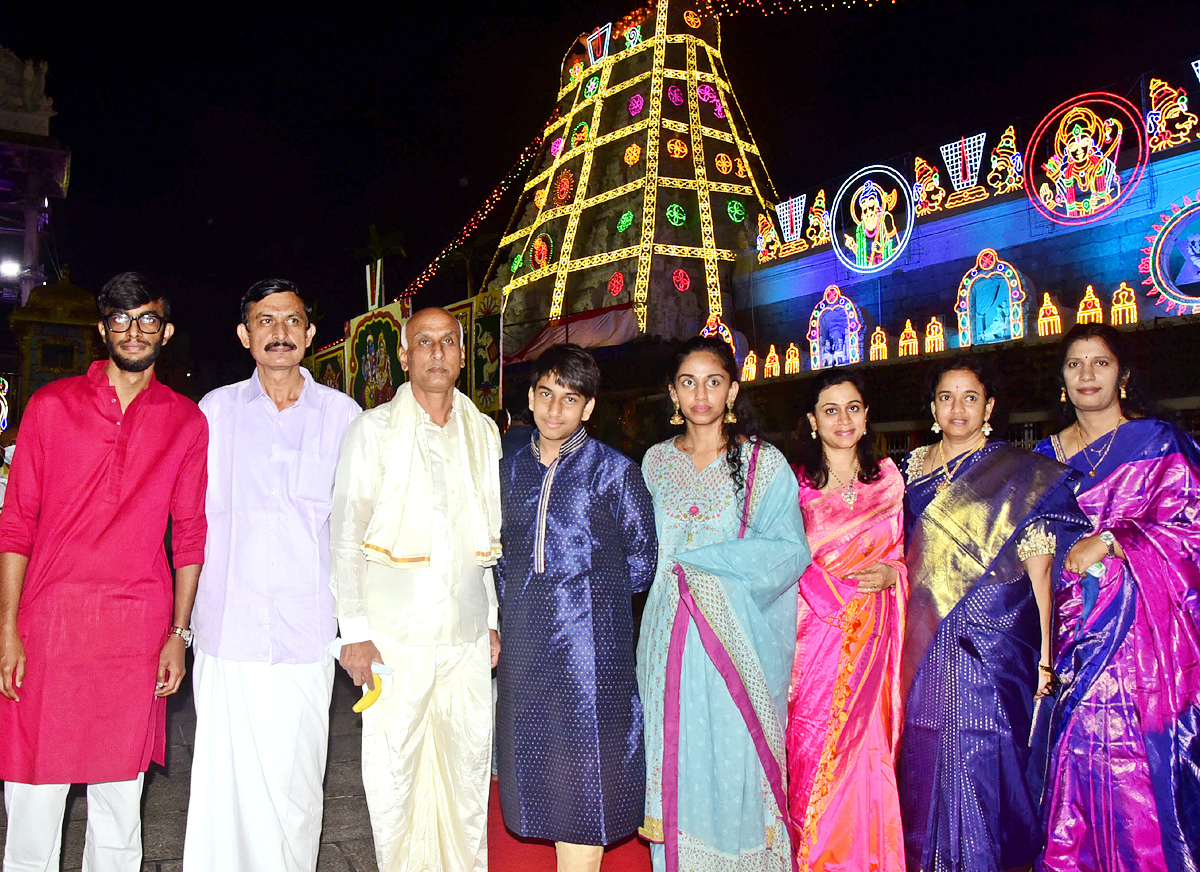 VIPs Visits Tirumala Temple On the Eve of Vaikunta Ekadashi - Sakshi53