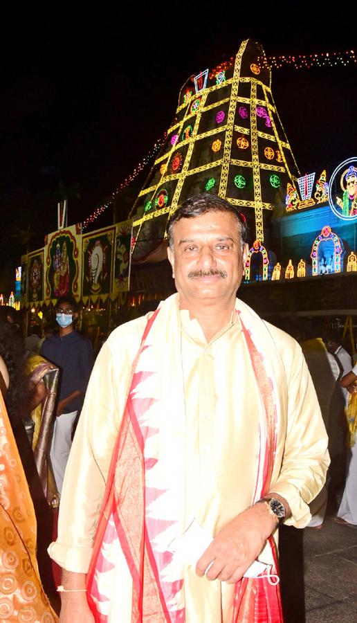 VIPs Visits Tirumala Temple On the Eve of Vaikunta Ekadashi - Sakshi54