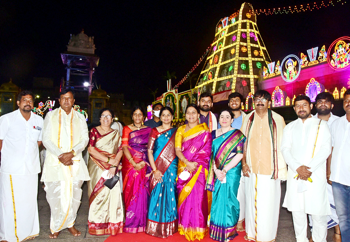 VIPs Visits Tirumala Temple On the Eve of Vaikunta Ekadashi - Sakshi55